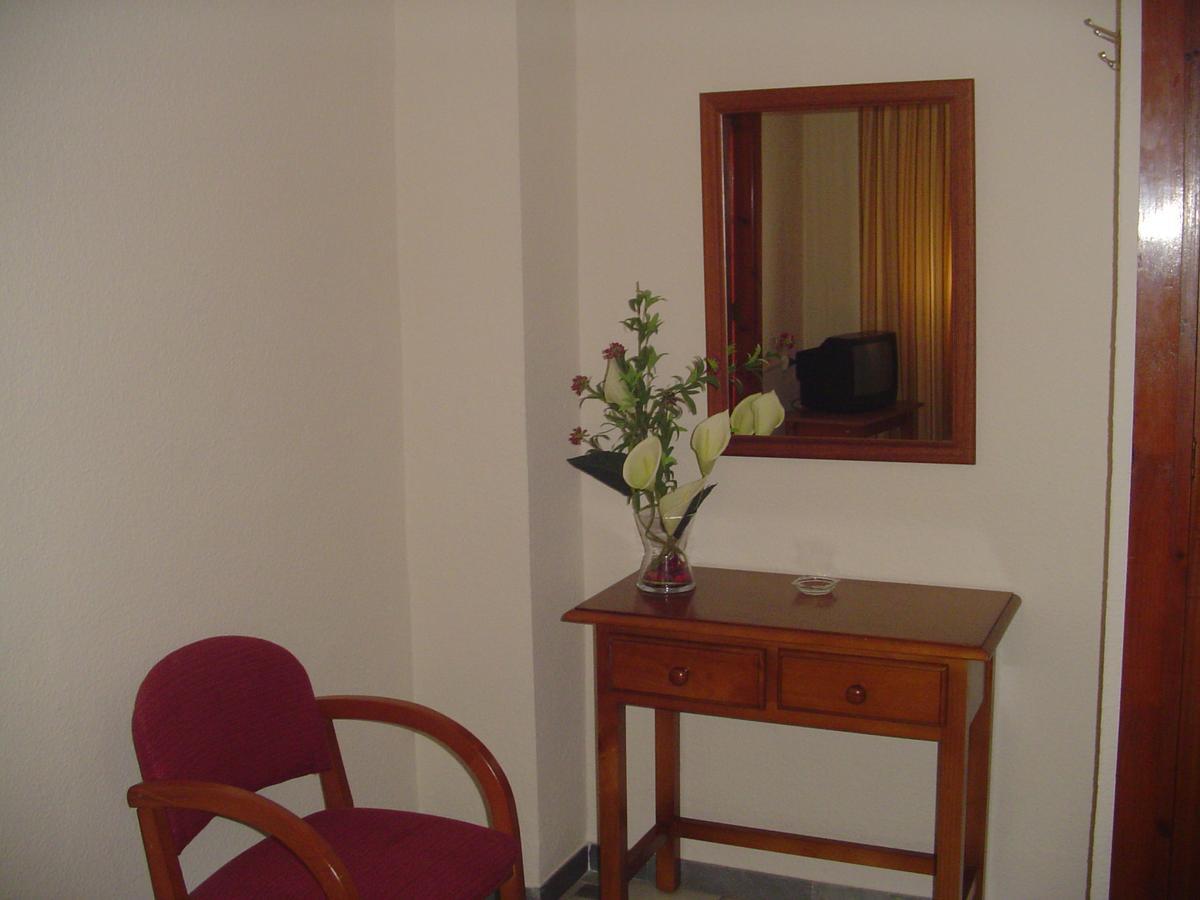 Hostal Cabrera Motril Bagian luar foto